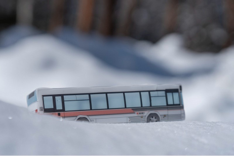 雪の中を走る電気バス⁈